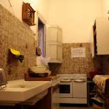 ...e un'angusta cucina in cui sono quasi incastrati un lavandino, il forno e un paio di mobiletti per le stoviglie